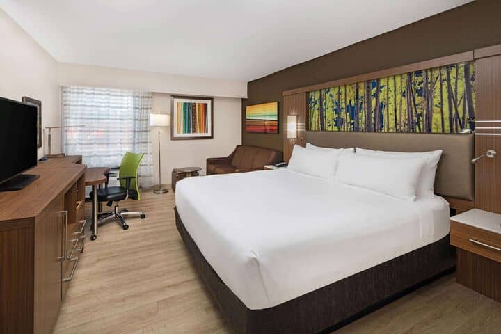 Room 6 of 18