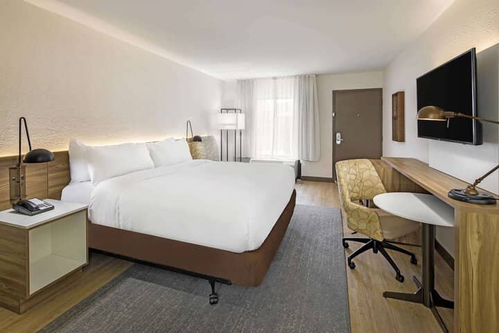 Room 5 of 18